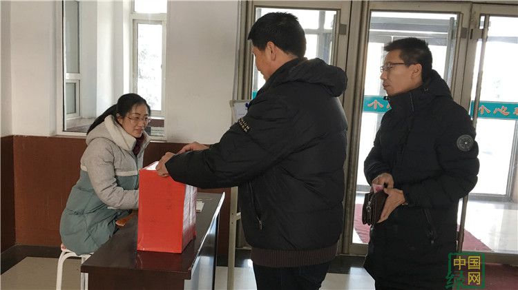 網上線下齊助力 阿爾山林業局幫助困難職工渡難關 (1).jpg