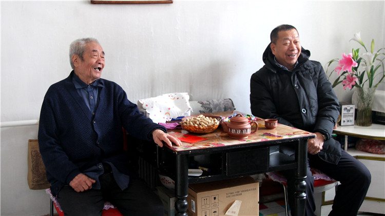 金河林業(yè)局開(kāi)展節(jié)前送溫暖活動(dòng) (2).jpg