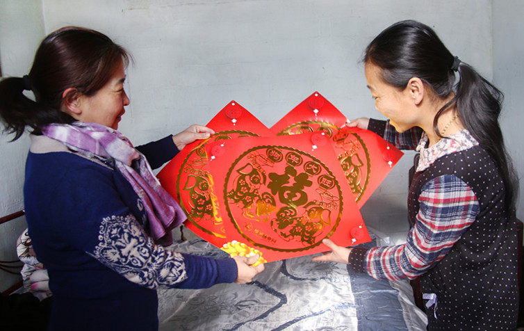 為林場(chǎng)居民送祝福.JPG