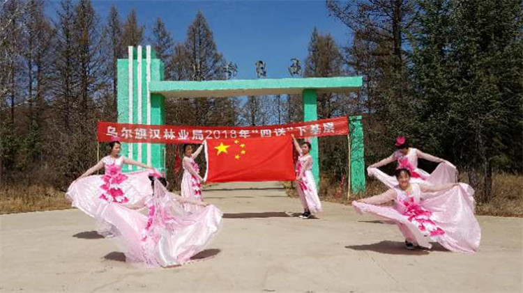 烏爾旗漢林業(yè)局黨委開展“四送”下基層慰問活動(dòng)2.jpg