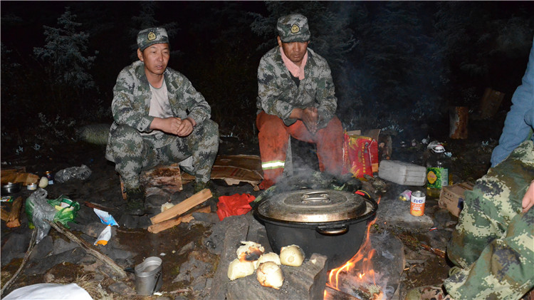 夜晚,在火堆旁取暖.JPG