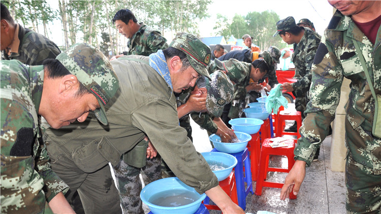 圖里河林業(yè)局援外撲火隊(duì)伍完成任務(wù)凱旋而歸 (4).JPG