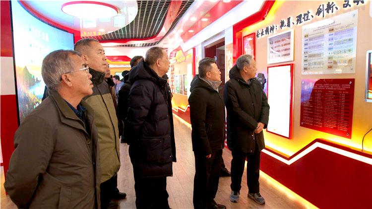 得局舉辦建局60周年慶祝活動參觀60年成就展.JPG