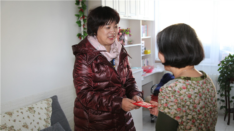 1月23日，林海日報社走訪慰問離退休老黨員和職工。.JPG