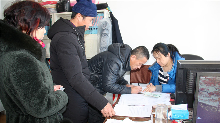 滿歸林業局孟庫林場工會為困難職工發放春節困難補助_副本1.jpg