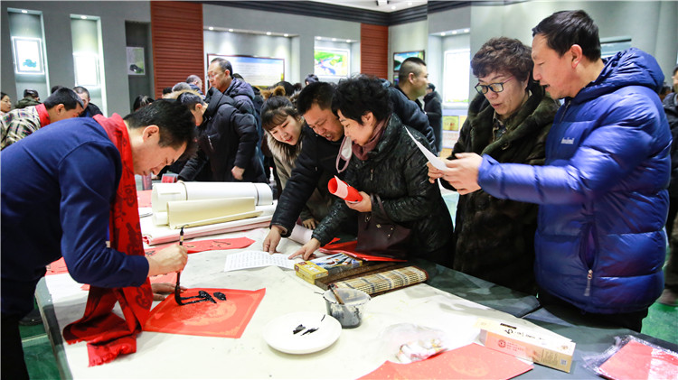 義寫春聯送祝福 濃濃墨香迎佳節.jpg