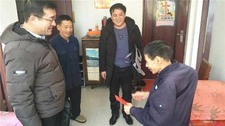 阿爾山林業局工會會同阿爾山市殘聯走訪慰問殘疾職工 (1).jpg