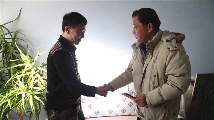 阿龍山林業局開展節前慰問活動.JPG