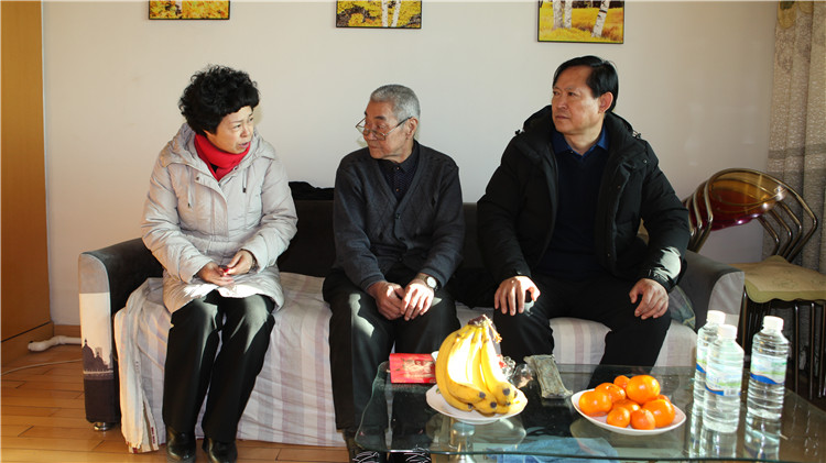 節前慰問老干部 濃濃關懷暖人心2.JPG