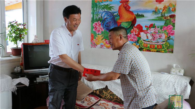 庫都爾林業局“七一”前夕慰問困難黨員.JPG