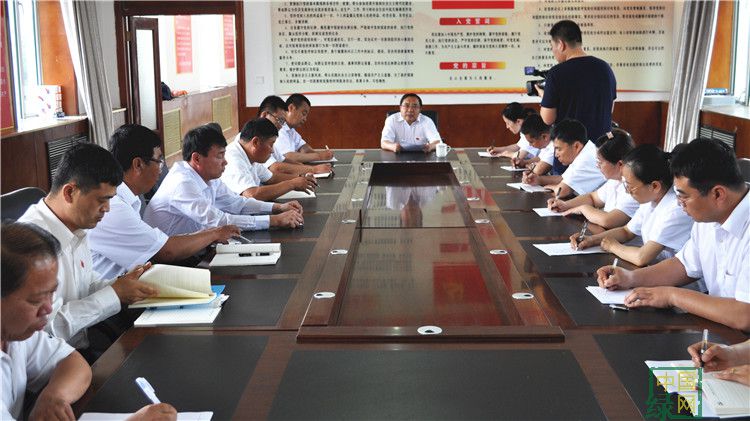 圖一黨員們認(rèn)真聽黨課并做好筆記.jpg