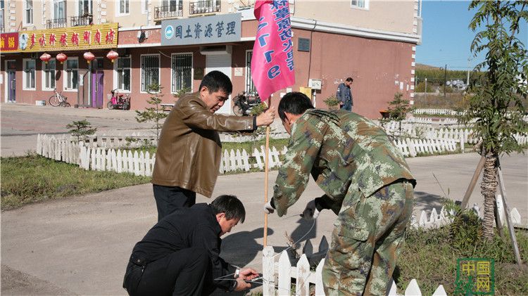 克一河林業(yè)局積極備戰(zhàn)秋防圖為工作人員在道路兩旁懸掛彩旗.JPG