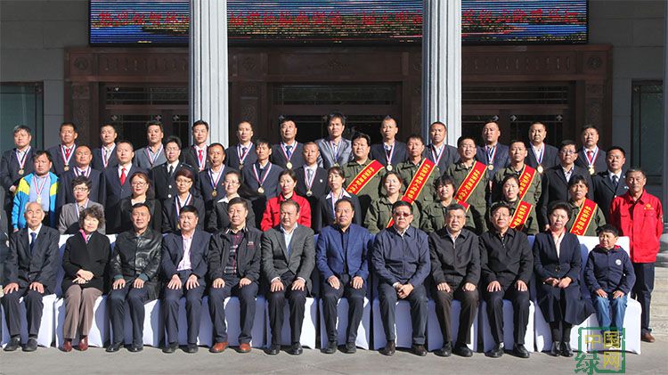 勞模們與領(lǐng)導(dǎo)合影留念.JPG