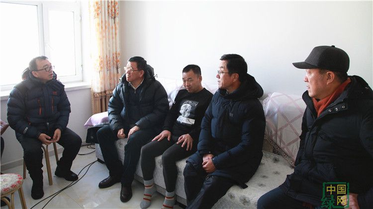1：圖為趙寶軍一行到根河林業(yè)局角刀木林場困難職工周鳳凱家中慰問.JPG