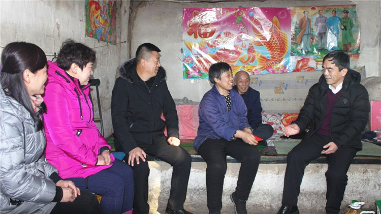 大楊樹林業局“三八”婦女節慰問困難女職工.jpg