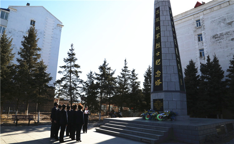 興安石油公司清明節烈士紀念塔掃墓活動.JPG