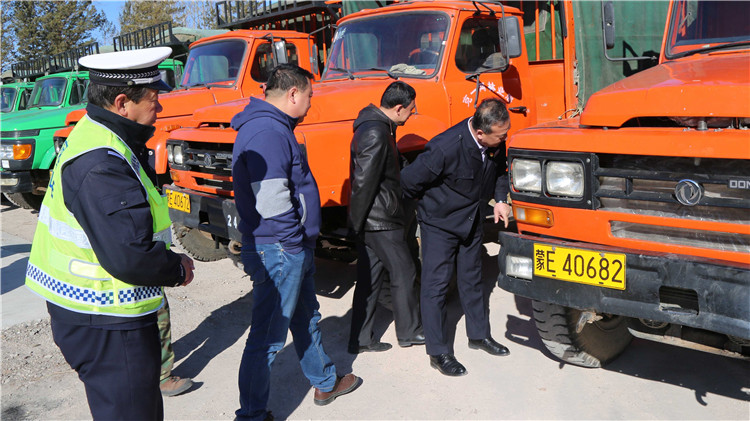 克一河林業局組織人員檢查驗收防火運兵車 (2).JPG