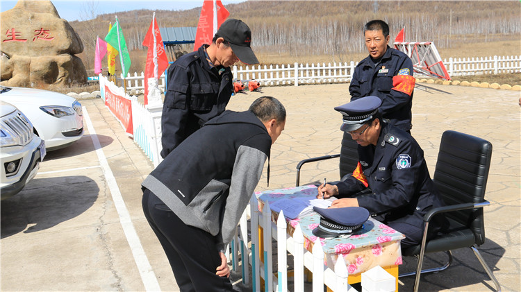 吉文林業局嚴格檢查入山車輛確 保防火安全.JPG