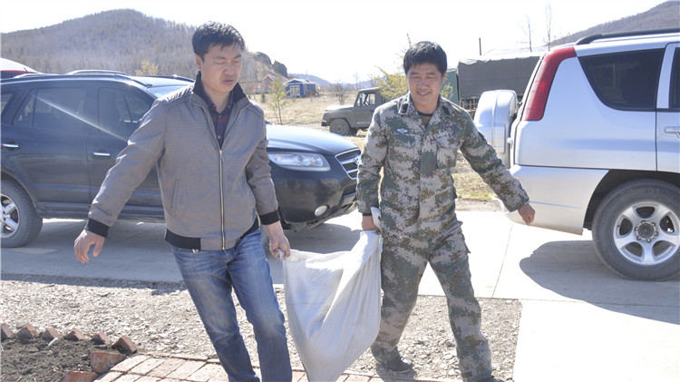 圖里河林業局五一慰問防火一線干部職工 (2).JPG