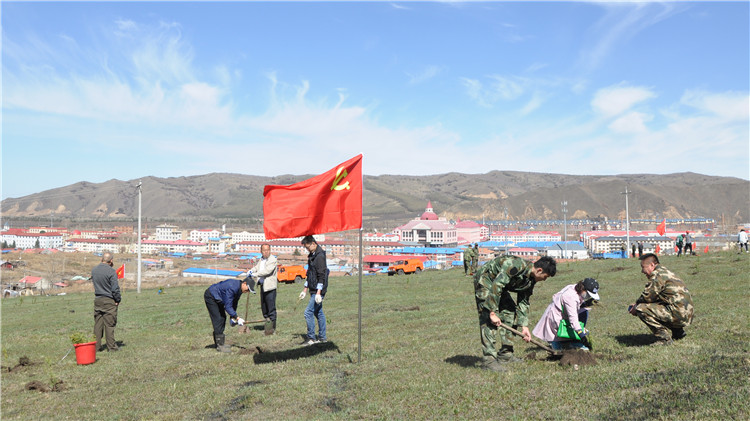 阿爾山林業局開展春季義務植樹活動 (2).JPG