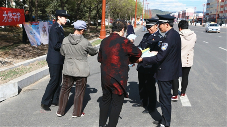 根河森林公安局經偵大隊組織開展“5.15”打擊和防范經濟犯罪宣傳日活動.JPG