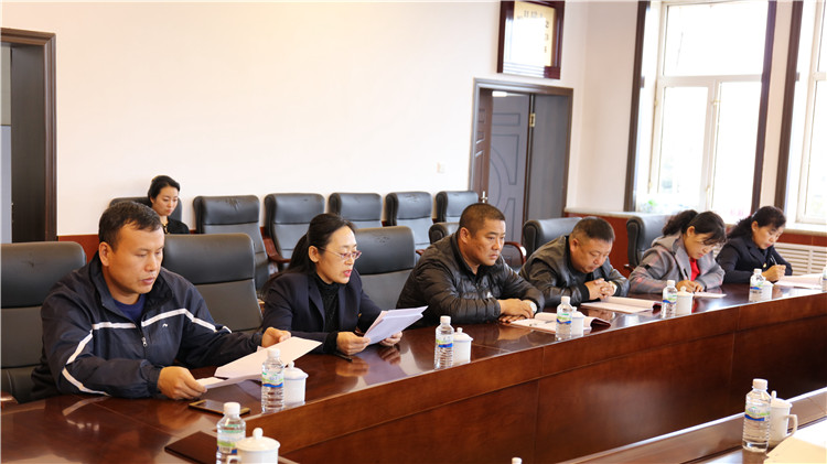 大楊樹林業局機關黨委第一支部組織召開政治例會.JPG