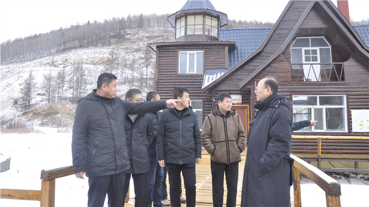 圖里河林業(yè)局看望慰問元旦期間堅守崗位的一線職工 (3).JPG
