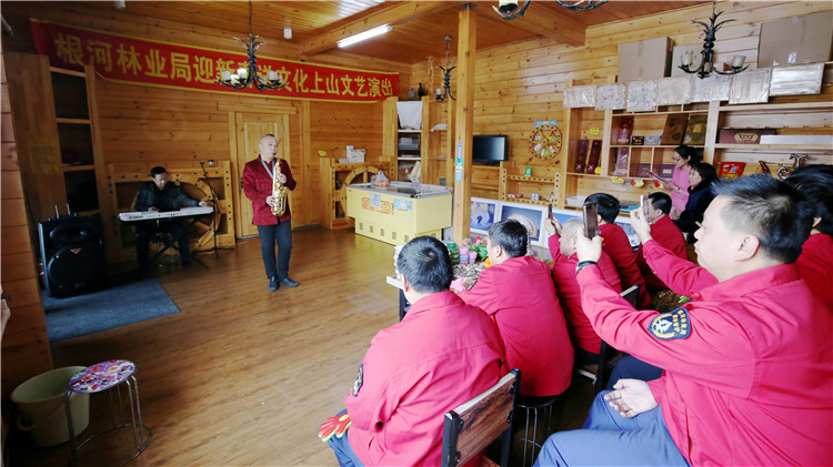根河林業(yè)局工會(huì)開展送文化上山活動(dòng).JPG