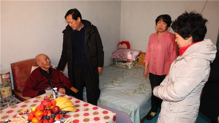 節(jié)前慰問老干部 濃濃關(guān)懷暖人心1.JPG