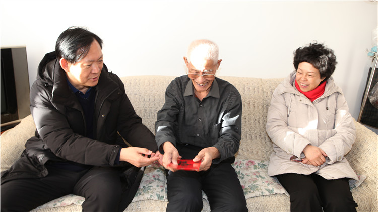 節(jié)前慰問老干部 濃濃關(guān)懷暖人心.JPG