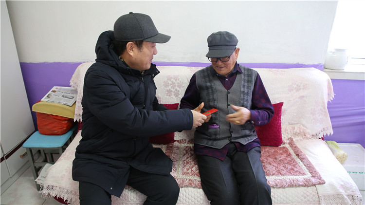 根河林業局節前開展慰問活動.JPG