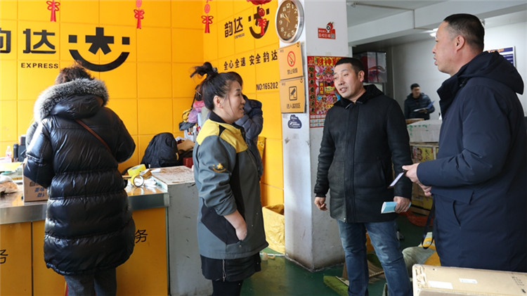 大楊樹林業局開展興安杜鵑保護宣傳3.jpg
