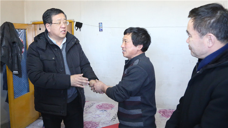 趙寶軍到克一河林業局走訪慰問困難職工 (2).JPG