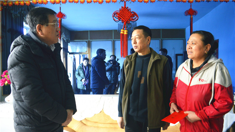 趙寶軍一行到源江管護所困難職工梁雅芬家中慰問_DSC0641_副本.jpg