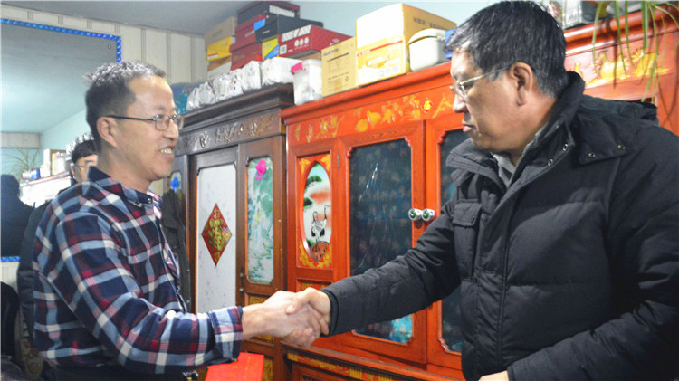 趙寶軍一行到離退休職工管理處困難職工張志勇家中慰問_DSC0662_副本.jpg
