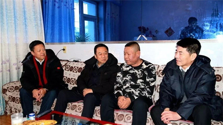 韓錫波到莫局慰問困難職工.jpg