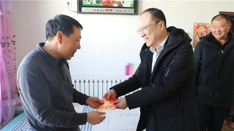 綽源局黨政領導慰問困難黨員和困難職工 (3).JPG