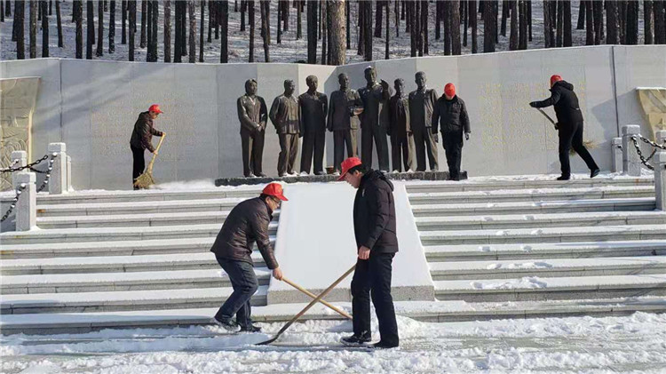圖里河林業(yè)局南溝林場團(tuán)總支開展“雷鋒志愿者”活動.jpg