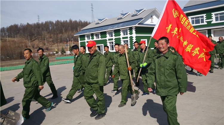 得耳布爾林業(yè)局防火處志愿者服務(wù)隊組織志愿者清理沿街垃圾和積雪。.jpg