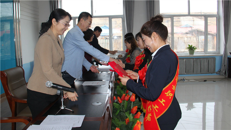 綽爾林業局舉辦“三八”婦女節表彰大會.JPG