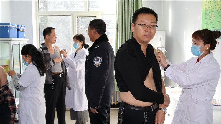 根河森林公安局為民警接種森林腦炎疫苗.JPG