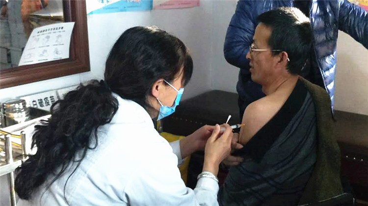 滿歸林業局孟庫林場組織干部職工接種森林腦炎疫苗.jpg