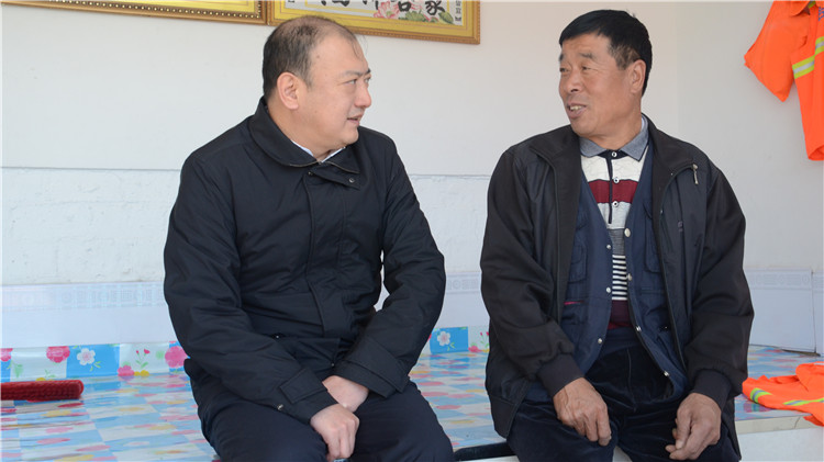閆宏光在煙囪石村東點(diǎn)與生態(tài)護(hù)林員黃金明交談，了解村屯防火工作.JPG