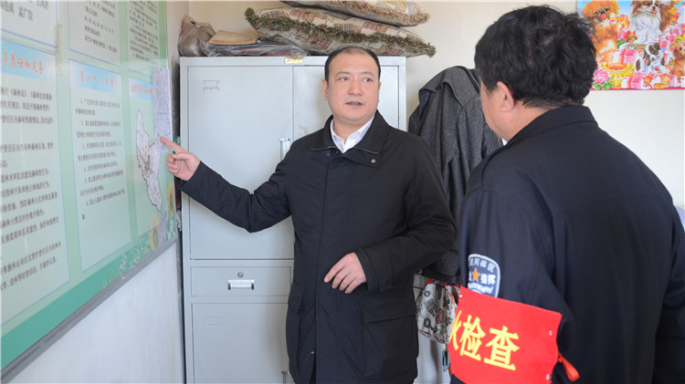 閆宏光在阿里河 大楊樹林業局檢查指導森林防火工作 (2).JPG