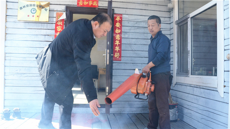 在大蔥山檢查站查看風力滅火機狀態.JPG