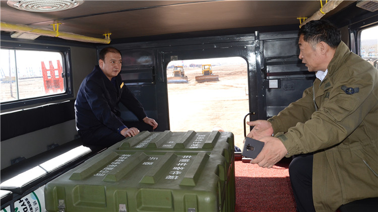 在烏爾旗漢林業局森林經營管護一大隊，閆宏光登上蟒式運兵車，查看車內環境，了解運兵能力，并觀看了車輛操作演練.JPG