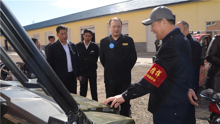 閆宏光在甘河林業局查看防撲火車輛設備.JPG