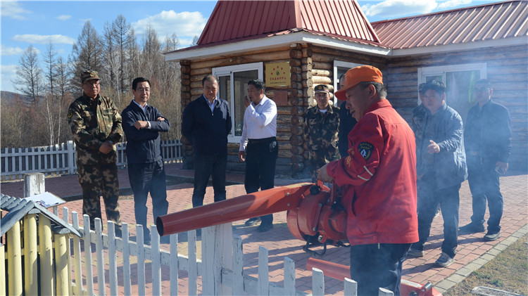 在管護(hù)站，閆宏光觀(guān)看一線(xiàn)管護(hù)人員風(fēng)力滅火機(jī)實(shí)際操作.JPG