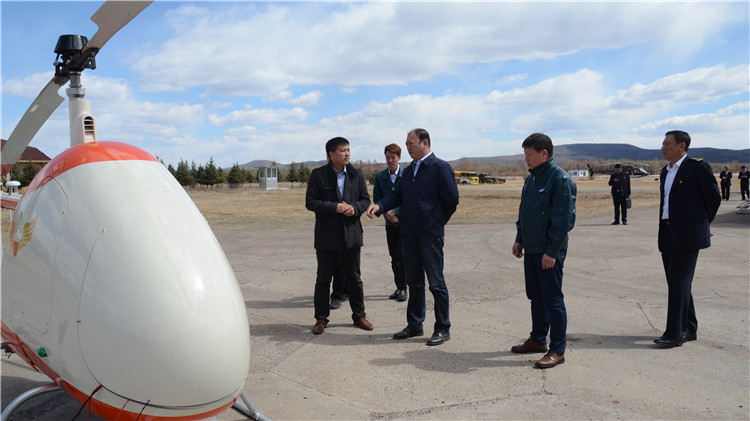 在無(wú)人機(jī)前，閆宏光與無(wú)人機(jī)團(tuán)隊(duì)工作人員交流.JPG