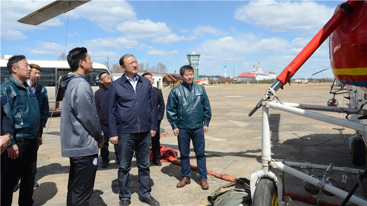 在K-32直升機(jī)前，閆宏光向機(jī)組人員了解飛機(jī)性能.JPG
